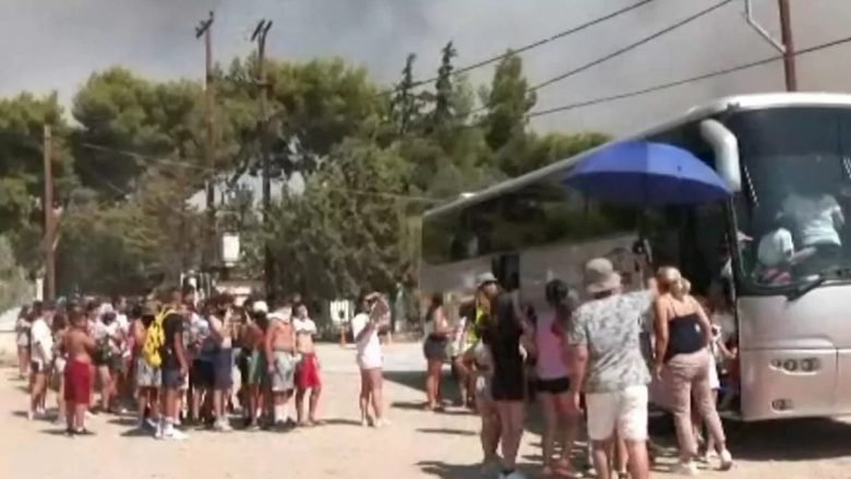 Zjarret në Greqi: 1,200 fëmijë u evakuuan ndërsa flakët po afroheshin kampit veror ku gjendeshin ata