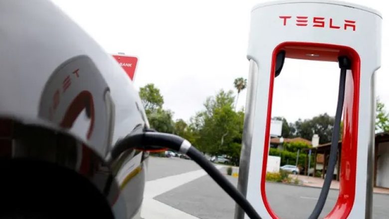 Tesla ka shitur numër rekord të makinave pas uljes së çmimeve, thotë Elon Musk