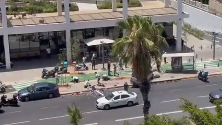 Shtatë të plagosur pasi një shofer me një makinë u përplas për këmbësorët në Tel Aviv – pastaj i sulmoi me thikë