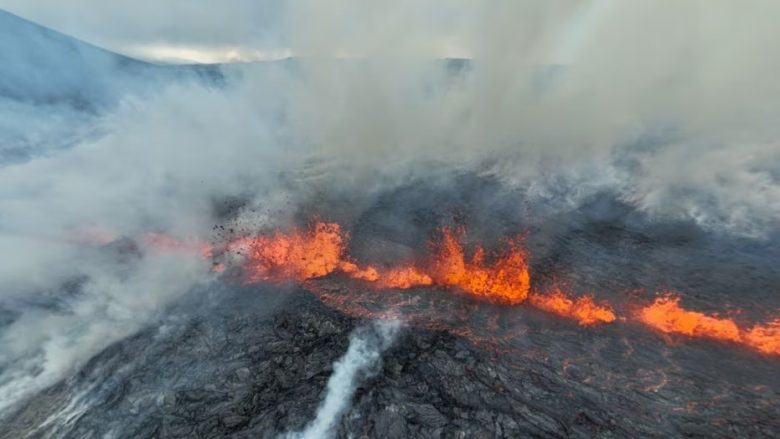 Re të shumta tymi dhe lavë ndërsa vullkani shpërthen pranë kryeqytetit islandez