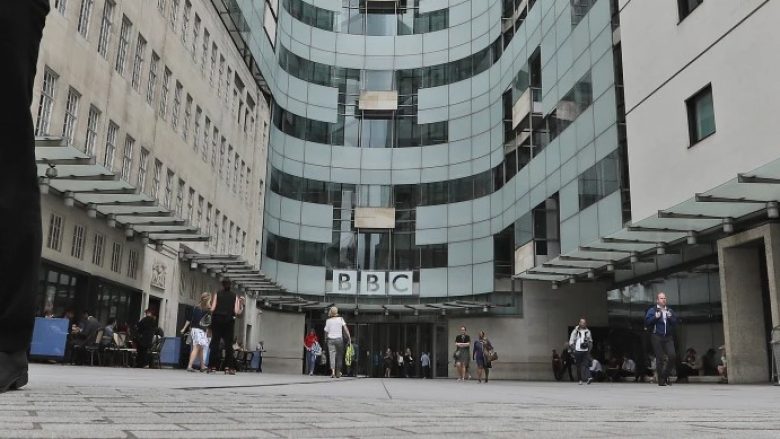 BBC nën presion pas pretendimeve se një prezantues i njohur ka paguar një adoleshent për “foto eksplicite”