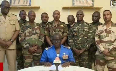 Ushtarët e Nigerit deklarojnë grusht shteti në televizionin kombëtar