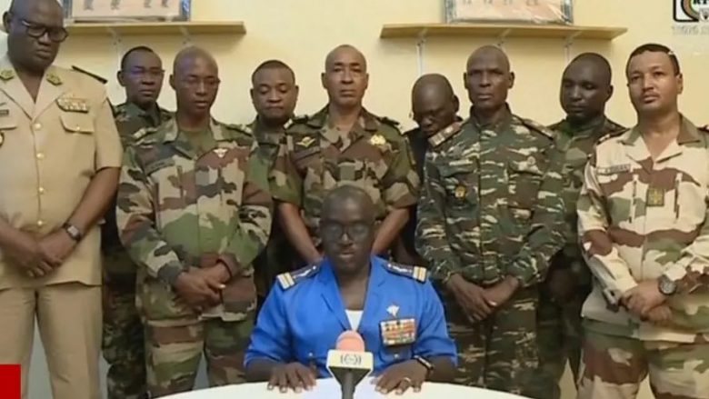 Ushtarët e Nigerit deklarojnë grusht shteti në televizionin kombëtar