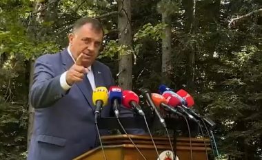 Dodik shfaq arrogancën dhe nervozizmin e tij ndaj një gazetari boshnjak, duke i drejtuar gishtin i thotë: Mos më ndërpre - nuk je në Zanzibar këtu