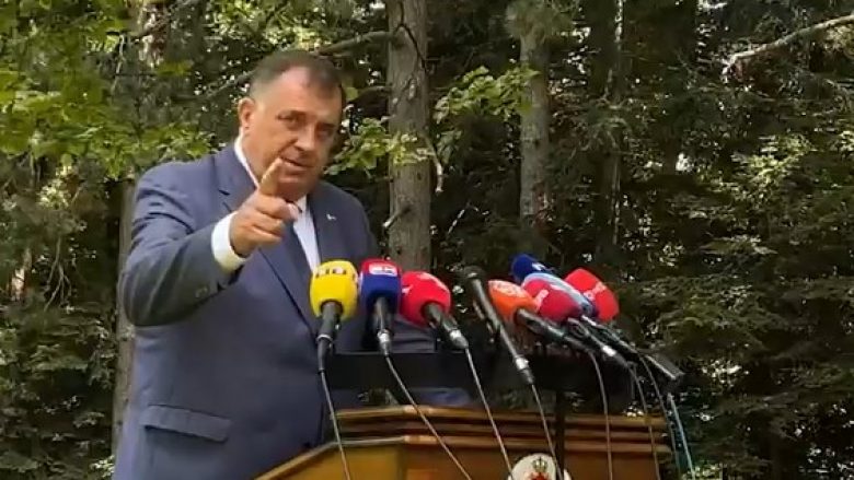 Dodik shfaq arrogancën dhe nervozizmin e tij ndaj një gazetari boshnjak, duke i drejtuar gishtin i thotë: Mos më ndërpre – nuk je në Zanzibar këtu