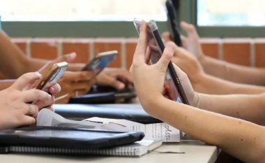 UNESCO bën thirrje për ndalimin global të telefonave celularë në shkolla