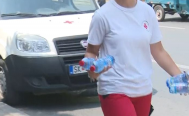 Kryqi i Kuq shpërndau shishe me ujë për t’i freskuar qytetarët në Shkup