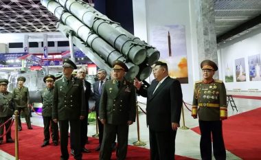 Shefi i ushtrisë ruse viziton Kim Jong Un, Putin “ia bën qejfin” shefit të Koresë së Veriut, i thotë se ka ushtrinë “më të fuqishme” në botë