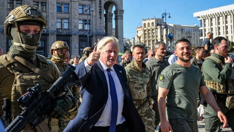 Boris Johnson bën thirrje për të futur Ukrainën në NATO sa më shpejt që të jetë e mundur