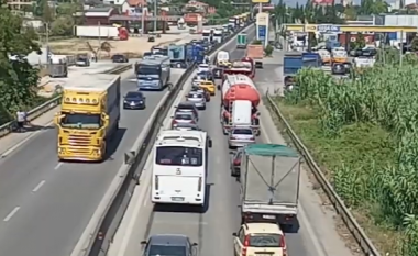 Aksident në autostradën Tiranë-Durrës, përplasen dy kamionë