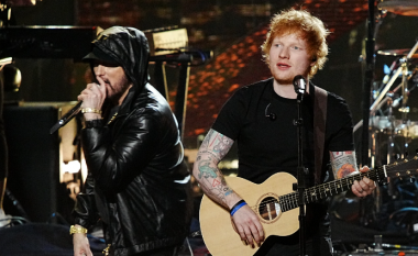 Ed Sheeran befason fansat në koncertin në Detroit, fton Eminemin në skenë për të performuar bashkë