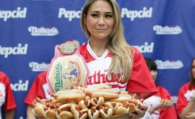 Mbi 39 hot-dog e disa simite për dhjetë minuta, amerikania nuk ka konkurrencë