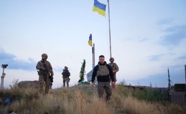 Zelensky viziton 'ishullin e lirë' të Ukrainës për të shënuar 500 ditët e luftës kundër rusëve