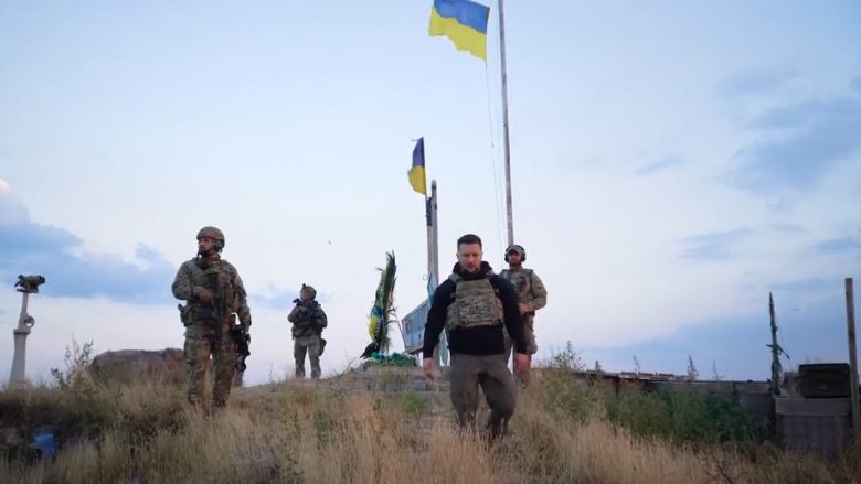Zelensky viziton ‘ishullin e lirë’ të Ukrainës për të shënuar 500 ditët e luftës kundër rusëve