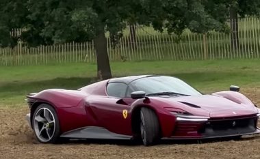 E bleu një nga veturat më të shtrenjta – shikoni se si pronari e vozit këtë Ferrari