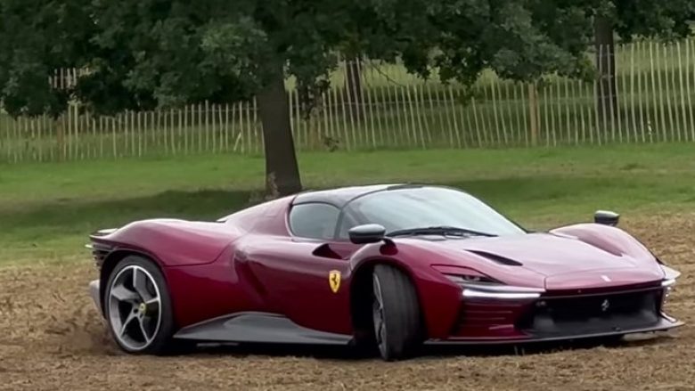 E bleu një nga veturat më të shtrenjta – shikoni se si pronari e vozit këtë Ferrari