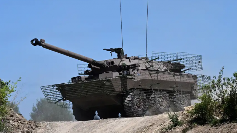 “Ngecin në baltë”: Komandanti ukrainas kërkon armët amerikane dhe britanike, thotë se tanket franceze janë të papërshtatshme për kundërofensivë