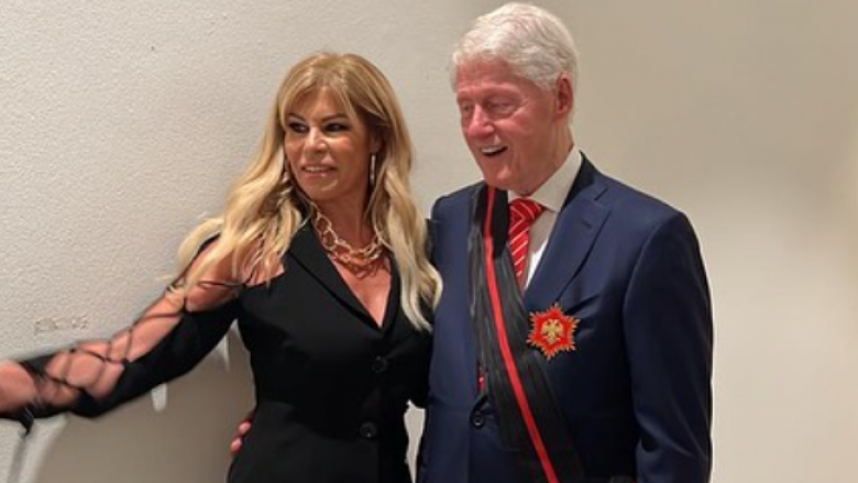 Manjola Nallbani për Clintonin: Nder i veçantë të takoja njeriun që luajti një nga rolet më të rëndësishme në lirinë e shqiptarëve të Kosovës