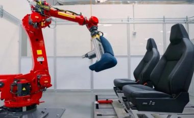 Tesla publikon një video duke testuar ulëset përmes një roboti