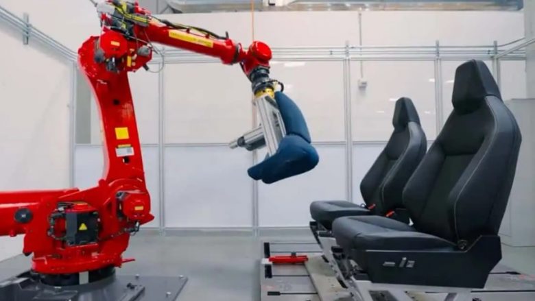 Tesla publikon një video duke testuar ulëset përmes një roboti