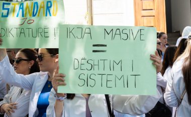 Studentët e mjekësisë protestë kundër vendimit të qeverisë shqiptare për punësim të detyruar