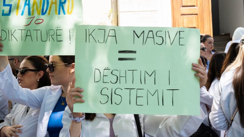Studentët e mjekësisë protestë kundër vendimit të qeverisë shqiptare për punësim të detyruar