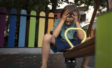 Si ndikojnë ngjarjet traumatike tek fëmijët?