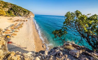 Rënia e euros po i dëmton, operatorët turistikë në Shqipëri kërkojnë shtyrjen me dy javë të sezonit turistik