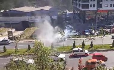 Vetura mori flakë pas aksidentit në Aerodrom të Shkupit, lëndohen dy persona