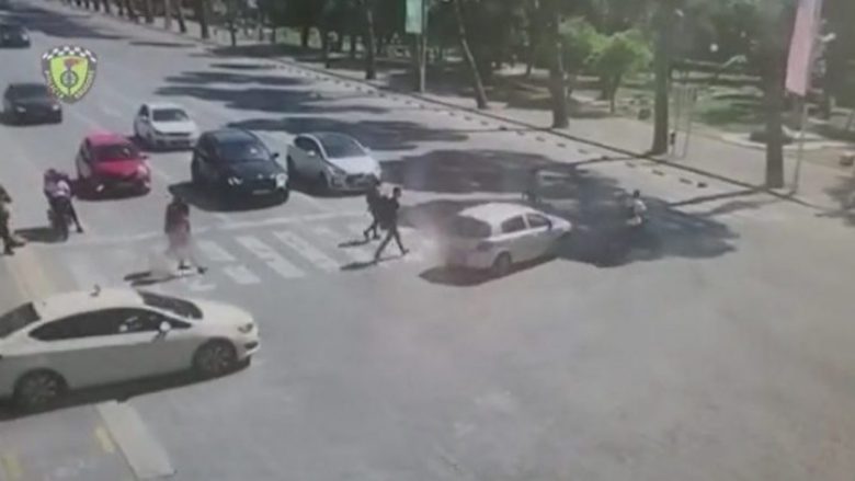 Tiranë, vetura përplas 60-vjeçaren në vijat e bardha