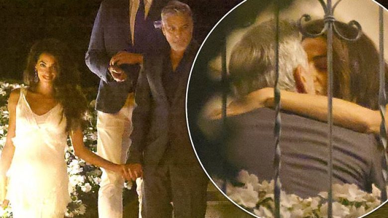 George Clooney dhe gruaja e tij fotografohen në një darkë romantike, teksa shijojnë një puthje pasionante