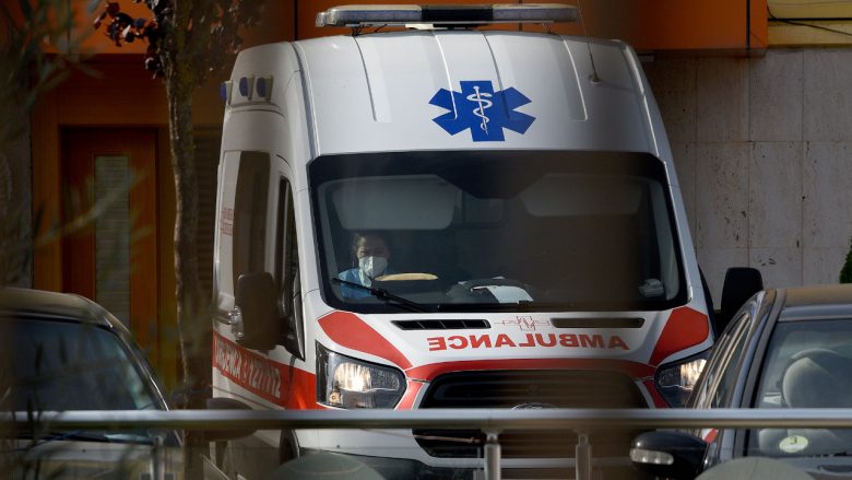Hidhet nga kati i dytë 29-vjeçari në Pogradec, humb jetën rrugës për spital