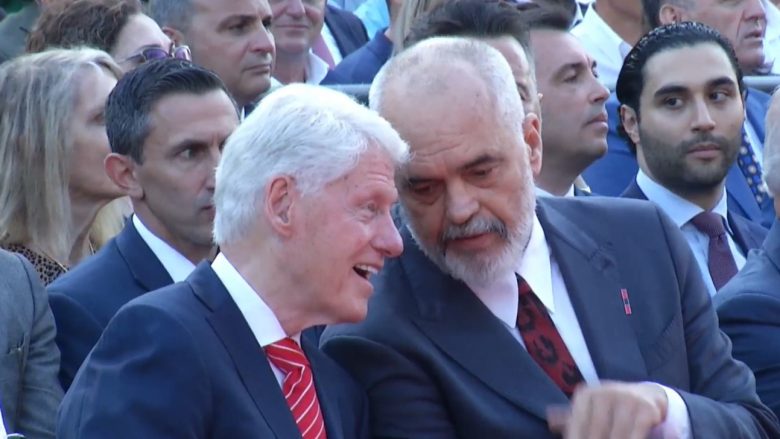 Tiranë, 15 qytetarë nga Kosova me emrin Bill Klinton në ceremoninë e nderimit të ish-presidentit amerikan