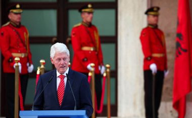 Bill Clinton në Shqipëri flet për situatën në veri të Kosovës: Ta ndalim këtë marrëzi