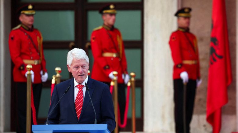 Bill Clinton në Shqipëri flet për situatën në veri të Kosovës: Ta ndalim këtë marrëzi