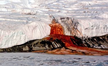 Misteri i akullnajës në Antarktik që “rrjedh gjak” më në fund është zgjidhur