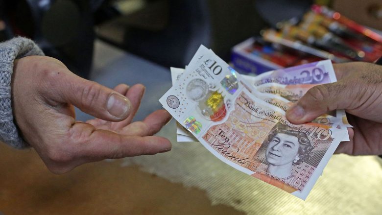 Ngritja e pagave në Britani të Madhe shton presionin për rritjen e normave të interesit