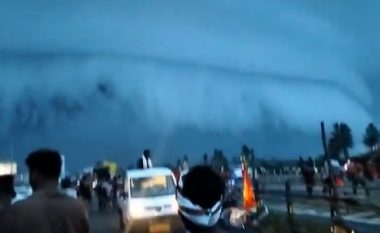 Pamje të jashtëzakonshme në Indi, formohet një re stuhie në formë cunami