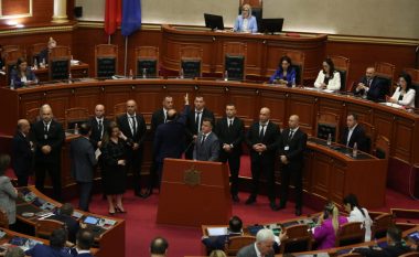 Kaos në Kuvendin e Shqipërisë, opozita bllokon foltoren – kërkohet pesë minuta pushim