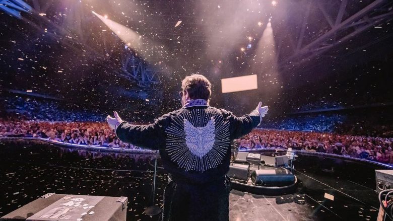 Elton John mbylli turneun lamtumirës me një koncert në Suedi