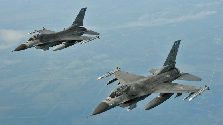 Muajin e ardhshëm do të fillojë trajnimi i pilotëve ukrainas për aeroplanët F-16