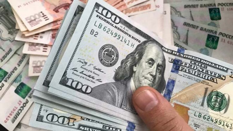 Rubla ruse bie në nivelin më të ulët kundrejt dollarit amerikan në 15 muajt e fundit