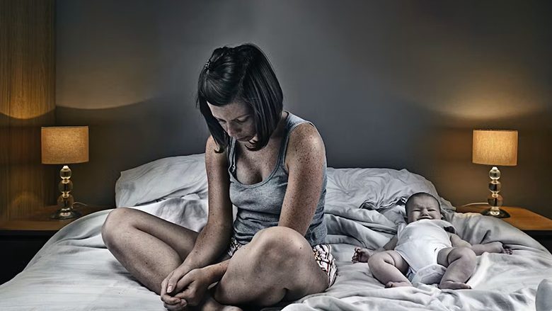 Kjo është një shenjë e psikozës pastpartale që shfaqet pas lindjes: Emocione që mund ta shkatërrojnë një nënë