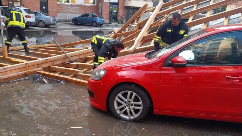 Dëmet nga stuhia në Prishtinë, ekipet intervenojnë në 13 raste