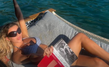 Tayna pozon në bikini nga pushimet, teksa relaksohet duke lexuar një libër