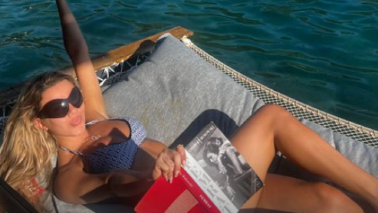 Tayna pozon në bikini nga pushimet, teksa relaksohet duke lexuar një libër