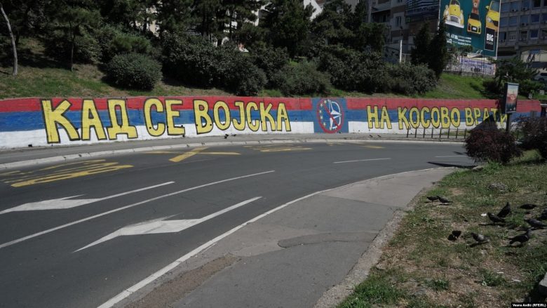Beogradi mbushet me grafite kërcënuese, që thërrasin ushtrinë serbe të shkojë në Kosovë
