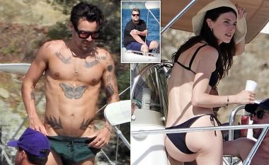 Harry Styles ngushton veshjen te zona intime në mënyrë që të marrë sa më shumë nxirje të barabartë nga dielli në të gjithë trupin