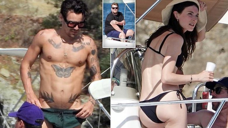 Harry Styles ngushton veshjen te zona intime në mënyrë që të marrë sa më shumë nxirje të barabartë nga dielli në të gjithë trupin
