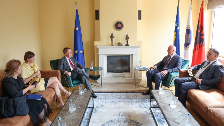Haradinaj takon ambasadorin e BE-së: Rrugëtimi ynë duhet të kulmojë me anëtarësimin e Kosovës në BE dhe NATO